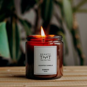 Vela de Bambu – Refresque seu espaço com o aroma fresco e verde das flores da primavera e do bambu. Esta vela aromática cria uma atmosfera serena que revitaliza o ambiente, trazendo um toque da natureza para dentro de casa para uma experiência relaxante.