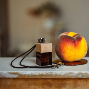Difusor Automotivo Bellini – Desfrute do aroma doce de pêssego, laranja vermelha e cardamomo, complementado por rum e jasmim, e enriquecido com sândalo e baunilha. Este difusor refresca o seu veículo enquanto elimina odores indesejáveis, proporcionando uma viagem agradável.