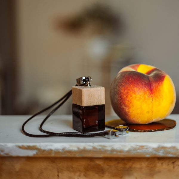 Difusor Automotivo Bellini – Desfrute do aroma doce de pêssego, laranja vermelha e cardamomo, complementado por rum e jasmim, e enriquecido com sândalo e baunilha. Este difusor refresca o seu veículo enquanto elimina odores indesejáveis, proporcionando uma viagem agradável.