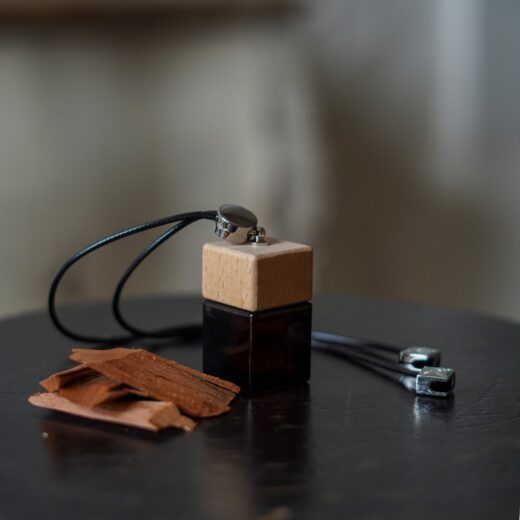Africa Car Diffuser – Experience a warm, spicy blend of cardamom and soft leather, enriched with notes of bergamot and vetiver. This diffuser transforms your vehicle with a bold fragrance while effectively eliminating unwanted odors, creating a captivating atmosphere for every journey.