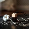 Difusor Automotivo Blanc – Envolva seu veículo no aroma suave e fresco de algodão branco e limpeza. Este elegante difusor não só refresca o ambiente com um aroma revigorante, como também neutraliza eficazmente odores indesejáveis, criando uma atmosfera serena e convidativa para suas viagens.