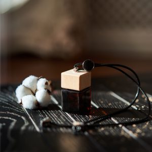 Difusor Automotivo Blanc – Envolva seu veículo no aroma suave e fresco de algodão branco e limpeza. Este elegante difusor não só refresca o ambiente com um aroma revigorante, como também neutraliza eficazmente odores indesejáveis, criando uma atmosfera serena e convidativa para suas viagens.