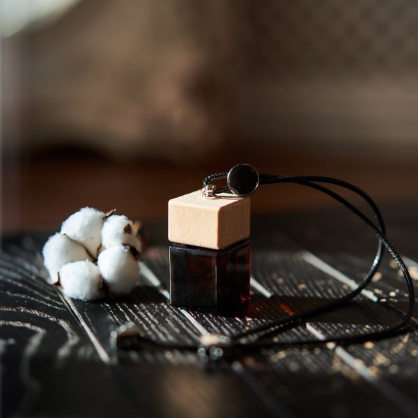 Difusor Automotivo Blanc – Envolva seu veículo no aroma suave e fresco de algodão branco e limpeza. Este elegante difusor não só refresca o ambiente com um aroma revigorante, como também neutraliza eficazmente odores indesejáveis, criando uma atmosfera serena e convidativa para suas viagens.