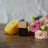 Difusor de carro Carolina – Delicie-se com o aroma delicado de cappuccino doce e flores da primavera. Este charmoso difusor transforma seu veículo com uma fragrância leve e convidativa, eliminando odores indesejáveis ​​e criando uma atmosfera aconchegante e revigorante para cada viagem.