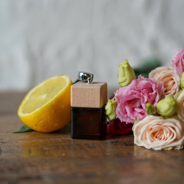 Difusor de carro Carolina – Delicie-se com o aroma delicado de cappuccino doce e flores da primavera. Este charmoso difusor transforma seu veículo com uma fragrância leve e convidativa, eliminando odores indesejáveis ​​e criando uma atmosfera aconchegante e revigorante para cada viagem.