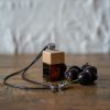 Difusor Automotivo Flor de Cerejeira – Experimente a fragrância doce e picante de cerejas maduras combinada com delicadas flores da primavera. Este difusor encantador preenche seu veículo com um aroma refrescante, eliminando odores indesejáveis ​​e criando uma atmosfera agradável que transforma cada viagem em um passeio por um pomar florido.