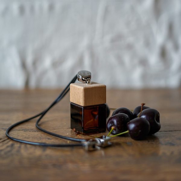 Difusor Automotivo Flor de Cerejeira – Experimente a fragrância doce e picante de cerejas maduras combinada com delicadas flores da primavera. Este difusor encantador preenche seu veículo com um aroma refrescante, eliminando odores indesejáveis ​​e criando uma atmosfera agradável que transforma cada viagem em um passeio por um pomar florido.