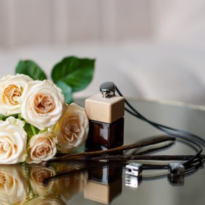Difusor de aromas para carro Dubai – Delicie-se com a rica fragrância oriental da rosa damascena e da madeira de oud. Este luxuoso difusor eleva a sua experiência de condução, envolvendo o seu veículo num aroma exótico e eliminando eficazmente os odores indesejáveis, criando uma atmosfera convidativa e opulenta em todas as viagens.