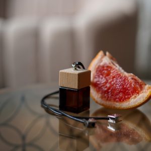 Difusor Automotivo Dune – Envolva seu veículo em uma fragrância ousada e picante, inspirada no sol escaldante e na pimenta. Este difusor envolvente não só energiza sua experiência ao dirigir, como também neutraliza odores indesejáveis, criando uma atmosfera acolhedora e convidativa para todas as suas aventuras.