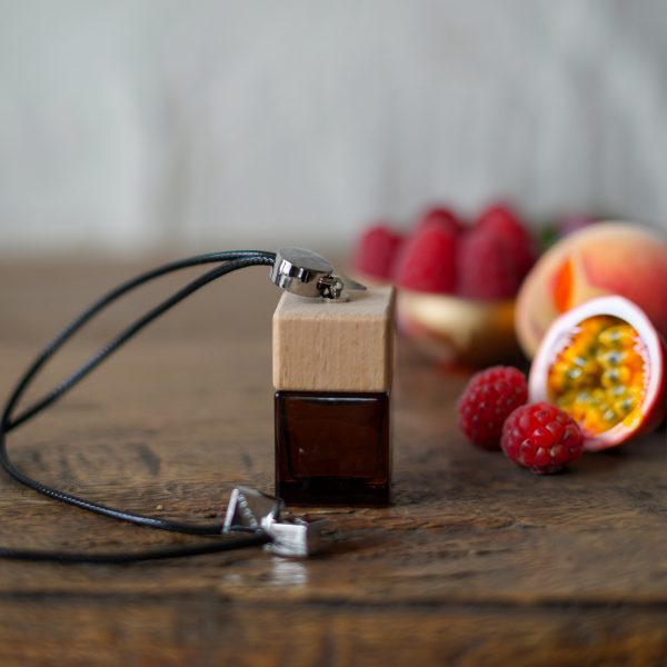 Difusor de aromas para carro Eden – Experimente uma mistura harmoniosa de notas frutadas de frutos silvestres, complementadas por um suave rastro floral. Este difusor de aromas transforma o seu veículo num paraíso perfumado, eliminando eficazmente os odores indesejáveis ​​e criando um ambiente refrescante e convidativo em cada viagem.