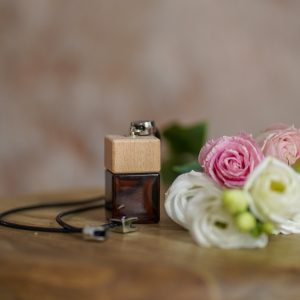 Fleur Car Diffuser – Envolva seu veículo com o aroma fresco e fresco da suculenta bergamota e lichia. Este elegante difusor não só revitaliza a sua experiência de condução com um aroma floral perfumado, mas também neutraliza odores indesejados, deixando o seu carro com um cheiro agradável e convidativo.