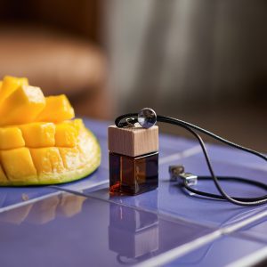Difusor Automotivo Manga Verde – Transporte seus sentidos para um paraíso tropical com a fragrância suculenta de manga fresca e abacaxi crocante. Este delicioso difusor transforma seu veículo em um oásis frutado, eliminando odores e preenchendo o ambiente com um aroma refrescante e revigorante a cada viagem.