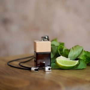 Difusor Automotivo Lima e Manjericão – Refresque seu veículo com o aroma vibrante de lima suculenta e manjericão picante. Este difusor revigorante não só elimina odores indesejáveis, como também perfuma seu carro com um aroma cítrico que energiza cada viagem, criando uma atmosfera animada e estimulante.