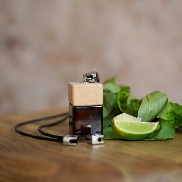 Difusor Automotivo Lima e Manjericão – Refresque seu veículo com o aroma vibrante de lima suculenta e manjericão picante. Este difusor revigorante não só elimina odores indesejáveis, como também perfuma seu carro com um aroma cítrico que energiza cada viagem, criando uma atmosfera animada e estimulante.