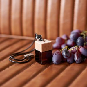 Rosso Car Diffuser – Delicie-se com a fragrância exuberante de uvas vermelhas maduras e frutas suculentas. Este difusor aromático traz um aroma vibrante e frutado ao seu veículo, criando uma atmosfera alegre e eliminando eficazmente odores indesejados. Desfrute de uma experiência de condução deliciosa em cada viagem!