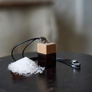 Difusor de aromas para carro com água salgada – Infunda seu veículo com um aroma marinho refrescante que evoca a brisa do oceano. Desfrute de uma atmosfera limpa e revigorante em cada viagem com este difusor aromático projetado para eliminar odores e aprimorar sua experiência ao volante.