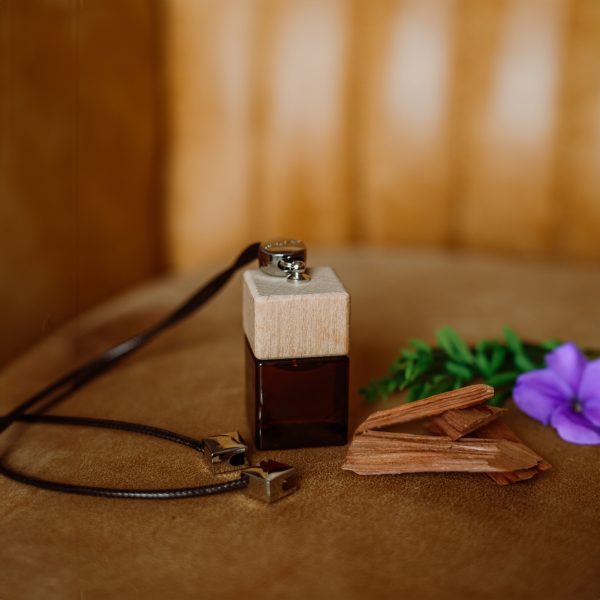 Difusor Santal Car – Mergulhe seu veículo em uma mistura luxuosa de couro atalcado, cardamomo aromático e rico sândalo oriental. Este sofisticado difusor não só eleva a sua experiência de condução, mas também elimina eficazmente odores indesejados, deixando uma atmosfera acolhedora e convidativa no seu carro.
