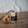 Difusor Sugar Car – Delicie-se com o delicioso aroma de açúcar queimado e resina amadeirada. Este difusor aromático transforma o seu veículo num doce santuário, eliminando eficazmente odores indesejados e criando um ambiente acolhedor e convidativo para cada viagem.