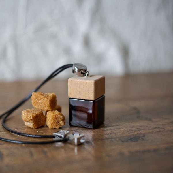 Difusor Sugar Car – Delicie-se com o delicioso aroma de açúcar queimado e resina amadeirada. Este difusor aromático transforma o seu veículo num doce santuário, eliminando eficazmente odores indesejados e criando um ambiente acolhedor e convidativo para cada viagem.