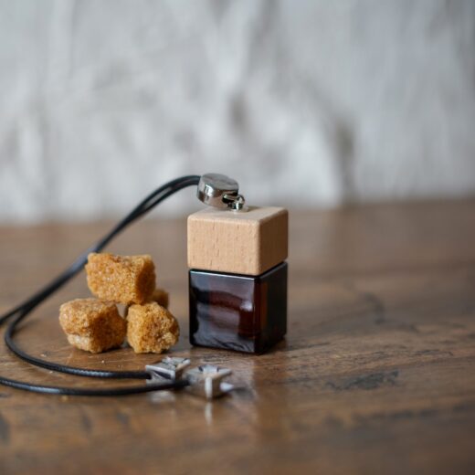 Sugar Car Diffuser – Indulge in the delightful scent of burnt sugar and woody resin. This aromatic diffuser transforms your vehicle into a sweet sanctuary, effectively eliminating unwanted odors while creating a warm, inviting ambiance for every journey.