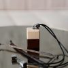 Difusor para carro com baunilha e tabaco – Experimente uma mistura quente e convidativa de ricas folhas de tabaco e baunilha doce. Este difusor aromático cria um ambiente acolhedor no seu veículo, eliminando odores e acrescentando um toque de luxo ao seu deslocamento diário.
