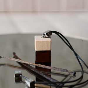 Difusor para carro com baunilha e tabaco – Experimente uma mistura quente e convidativa de ricas folhas de tabaco e baunilha doce. Este difusor aromático cria um ambiente acolhedor no seu veículo, eliminando odores e acrescentando um toque de luxo ao seu deslocamento diário.