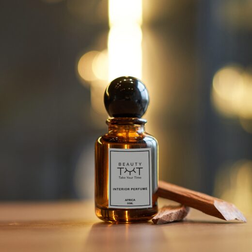 Africa home fragrance – a bold, exotic blend of warm spices, cardamom, and soft leather, evoking a cozy and captivating atmosphere.