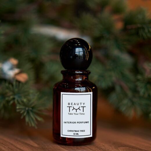 Christmas Tree home fragrance – a delightful blend of fresh pine and zesty mandarins, evoking the warm and festive spirit of the holiday season.