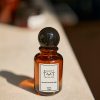 Fragrância doméstica Santal – um aroma quente e luxuoso de sândalo, cardamomo e couro macio, perfeito para criar um ambiente sofisticado e aconchegante.