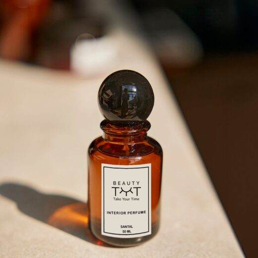 Santal home fragrance – a warm, luxurious scent of sandalwood, cardamom, and soft leather, perfect for creating a sophisticated and cozy atmosphere.