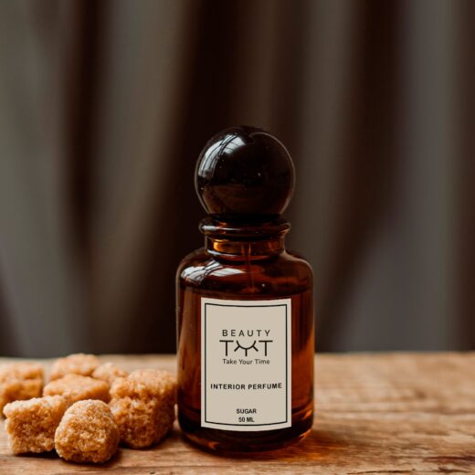 Sugar home fragrance – a sweet, viscous blend of burnt sugar and woody resin, creating a warm and indulgent atmosphere in any space.
