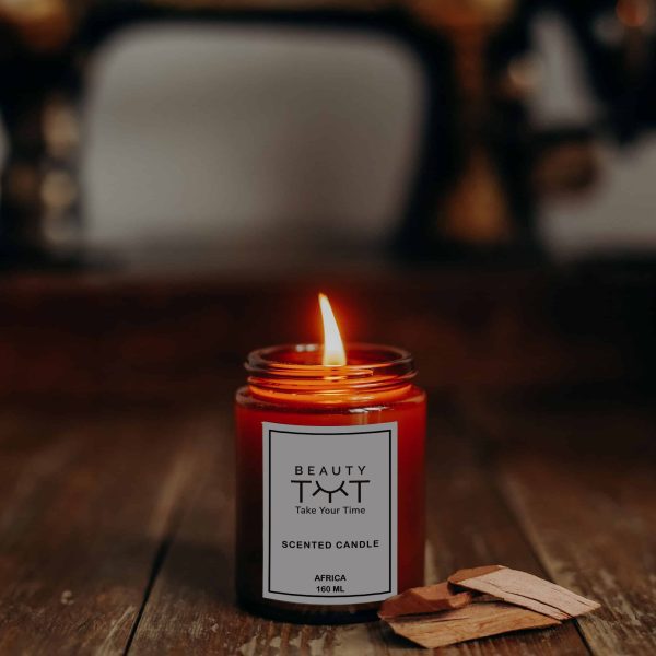 Deixe-se envolver pela essência cativante da África com esta vela perfumada de luxo. Com notas marcantes de couro, cardamomo quente e nuances amadeiradas ricas, ela cria uma atmosfera de mistério e sofisticação. Perfeita para elevar o ambiente da sua casa ou como um presente especial.
