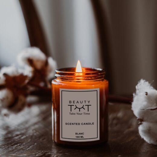 Blanc Candle – Immerse your space in the soft, fresh fragrance of white cotton and cleanliness. This aromatic candle creates a serene and airy atmosphere, perfectly capturing the essence of purity and comfort for a refreshing experience.