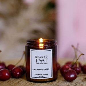 Vela Flor de Cerejeira – Delicie-se com a fragrância doce e picante de cerejas maduras e delicadas flores da primavera. Esta vela aromática preenche o seu espaço com um aroma vibrante e revigorante, criando uma atmosfera alegre que ilumina qualquer ambiente.