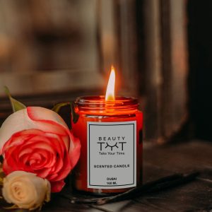 Vela Dubai – Delicie-se com a rica fragrância oriental da rosa damascena e da madeira de oud. Esta vela aromática transforma o seu espaço com o seu aroma luxuoso, criando uma atmosfera exótica e opulenta que cativa os sentidos e valoriza qualquer ambiente.