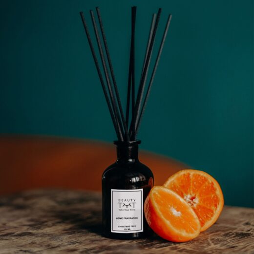 Christmas Tree Reed Diffuser – A delicate pine fragrance blended with mandarin, creating a festive and refreshing atmosphere, perfect for holiday gifting.