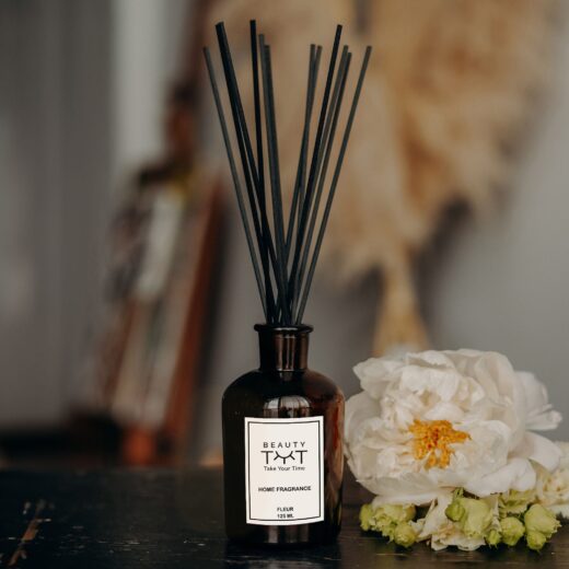Fleur Reed Diffuser – Freshen your space with the cool, uplifting fragrance of juicy bergamot and lychee. This aromatic diffuser fills your room with a light floral scent, creating a refreshing and inviting atmosphere ideal for relaxation.