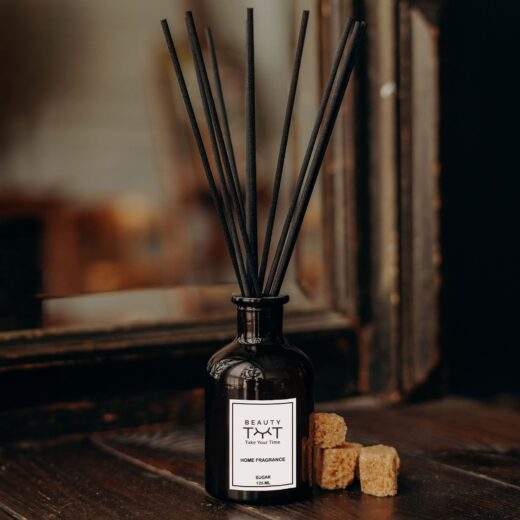 Sugar Reed Diffuser – A sweet, warm fragrance of burnt sugar and woody resin, filling your space with a cozy, comforting scent.