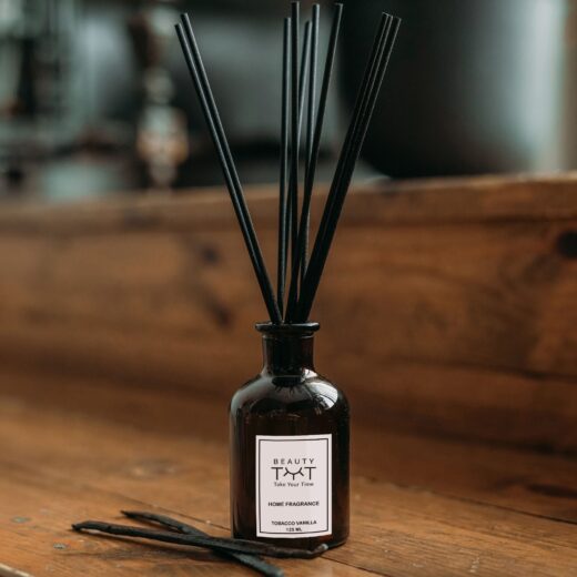 Tobacco Vanilla Reed Diffuser – Warm and sophisticated scent with rich tobacco leaves and sweet vanilla, filling your space with a cozy, inviting atmosphere.