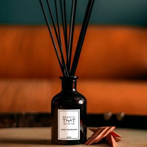 Africa Reed Diffuser – A warm, spicy fragrance with notes of cardamom, leather, and oud, perfect for creating an exotic and inviting atmosphere.