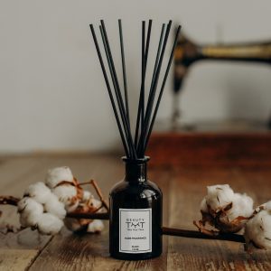 Blanc home diffuser – a soft, clean fragrance of white cotton, creating a refreshing and serene atmosphere in any room.