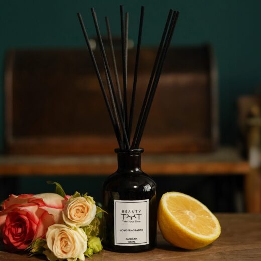 Carolina Reed Diffuser – A delicate fragrance of sweet cappuccino and spring flowers, perfect for creating a warm and inviting atmosphere in your home.