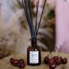 Cherry Blossom Difusor De Vareta - Uma fragrância doce e picante de flores de cereja e primavera maduras, perfeitas para criar uma atmosfera refrescante e edificante.