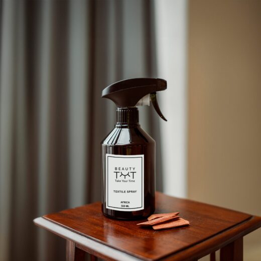 Africa Textile Perfume – A warm, spicy fragrance with cardamom and soft leather, perfect for enriching your linens, cushions, and soft furnishings with a rich, exotic scent.