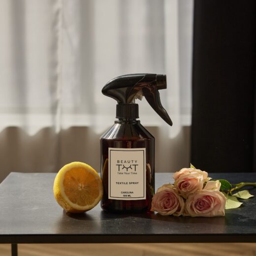 Carolina Textile Perfume – A delicate fragrance of sweet cappuccino, spring flowers, and a touch of almond, perfect for refreshing your linens, curtains, and upholstery.