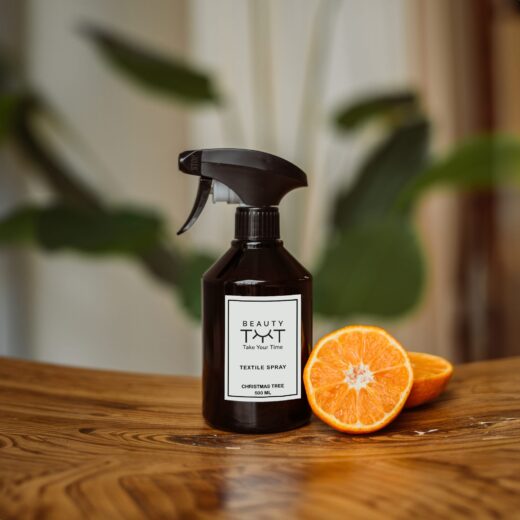 Christmas Tree Textile Perfume – A festive fragrance of fresh pine and mandarins, perfect for refreshing your linens, curtains, and upholstery with the scent of the holidays.