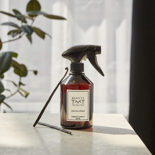 Textile Perfume in Tobacco Vanilla Scent – A luxurious blend of warm tobacco leaves and sweet vanilla, ideal for adding a cozy and elegant aroma to your fabrics.