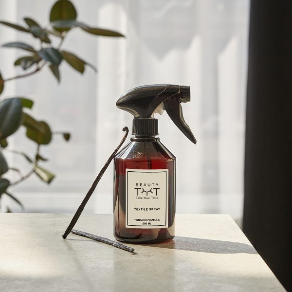 Textile Perfume in Tobacco Vanilla Scent – A luxurious blend of warm tobacco leaves and sweet vanilla, ideal for adding a cozy and elegant aroma to your fabrics.